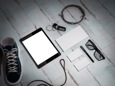 Her gün adam öğeleri koleksiyonu taşımak: gözlük, kira kontratı, spor ayakkabı.