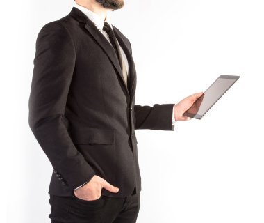 Hipster adam elinde bir tablet ile beyaz bir arka plan üzerinde izole klasik takım elbiseli
