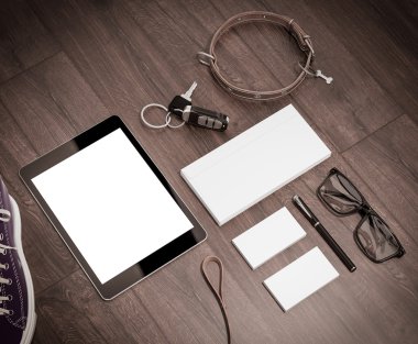 Her gün adam öğeleri koleksiyonu taşımak: gözlük, kira kontratı, spor ayakkabı.