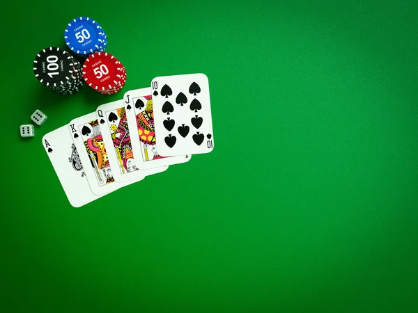 Kaarten en chips voor poker op groene tafel — Stockfoto