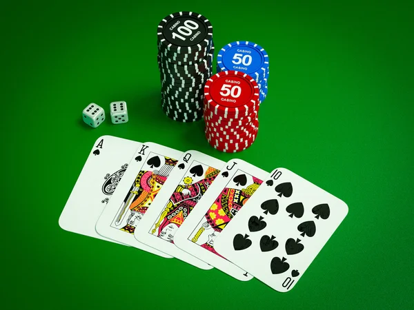 Cartões e fichas para poker na mesa verde — Fotografia de Stock