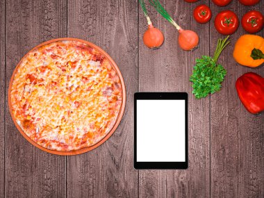 Şablon pizza ahşap bir masa üzerinde yukarı alay.