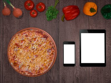 Şablon pizza ahşap bir masa üzerinde yukarı alay.