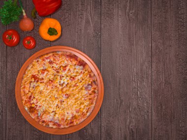 Şablon pizza ahşap bir masa üzerinde yukarı alay.