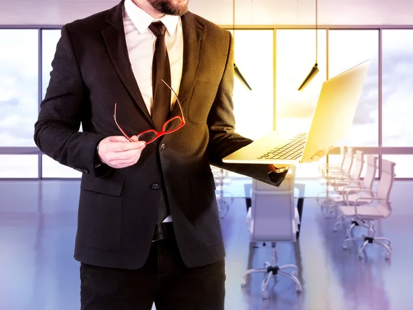 Hipster com notebook digital no escritório de fundo borrado . — Fotografia de Stock