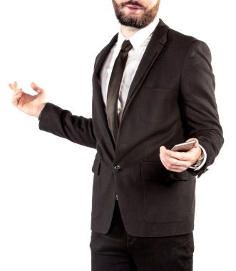 Beyaz bir arka plan üzerinde elinde bir telefon ile izole klasik elbiseli hipster adam.