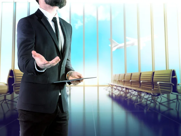 Podnikatel s digitálním tabletu na letiště rozmazané pozadí. — Stock fotografie