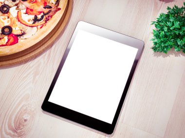 Şablon pizza ahşap bir masa üzerinde yukarı alay.