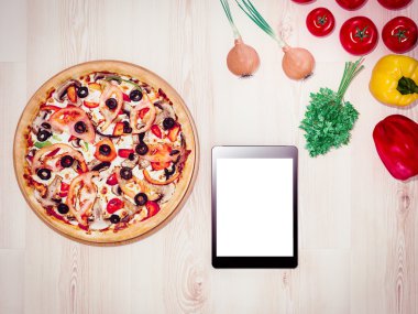 Şablon pizza ahşap bir masa üzerinde yukarı alay.
