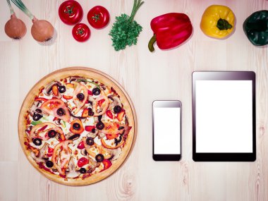 Şablon pizza ahşap bir masa üzerinde yukarı alay.