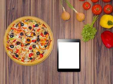 Şablon pizza ahşap bir masa üzerinde yukarı alay.