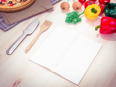 Şablon pizza ahşap bir masa üzerinde yukarı alay.