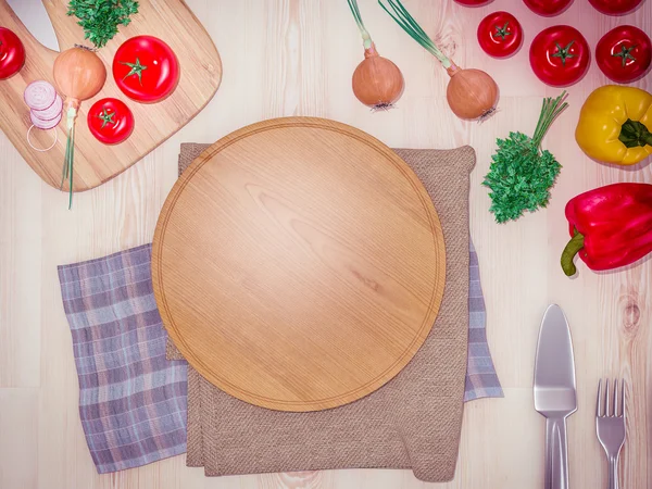 Simular la pizza plantilla en una mesa de madera . —  Fotos de Stock