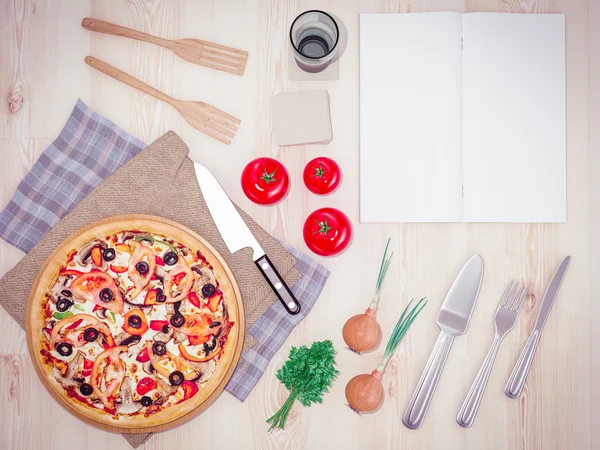 Mock up modelo de pizza em uma mesa de madeira . — Fotografia de Stock