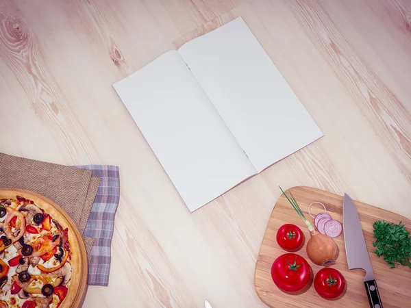 Χλευάσουμε επάνω το πρότυπο πίτσα σε έναν ξύλινο πίνακα. — Φωτογραφία Αρχείου