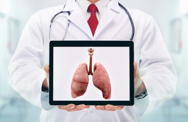 Doktor stetoskop bir hastanede ile. Akciğerler Tablet