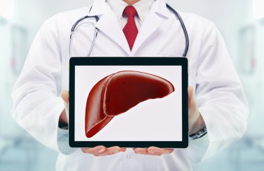 Doktor stetoskop bir hastanede ile. karaciğer Tablet
