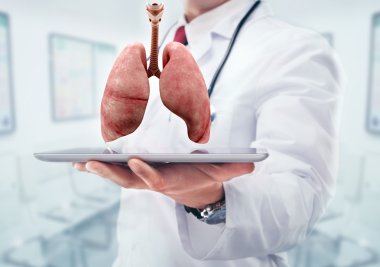 Doktor stetoskop ve akciğerleri hastanede elinde tablet ile.