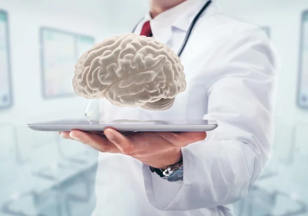 Médecin avec stéthoscope et cerveau sur la tablette dans les mains à l'hôpital . — Photo