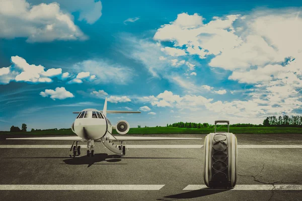 Bolsas de viaje en aeropuerto y avión. Concepto —  Fotos de Stock