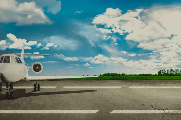 Runway airport and airliner. Concept — Stockfoto