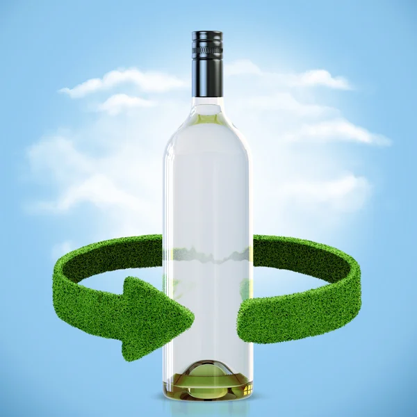 Weinflaschen und grüne Pfeile aus dem Gras. Recyclingkonzept — Stockfoto