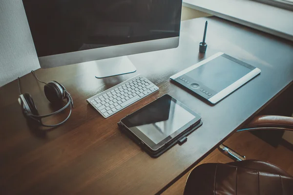 Elegante espacio de trabajo con ordenador en casa o estudio —  Fotos de Stock