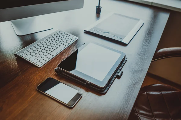 Espaço de trabalho elegante com computador em casa ou estúdio — Fotografia de Stock