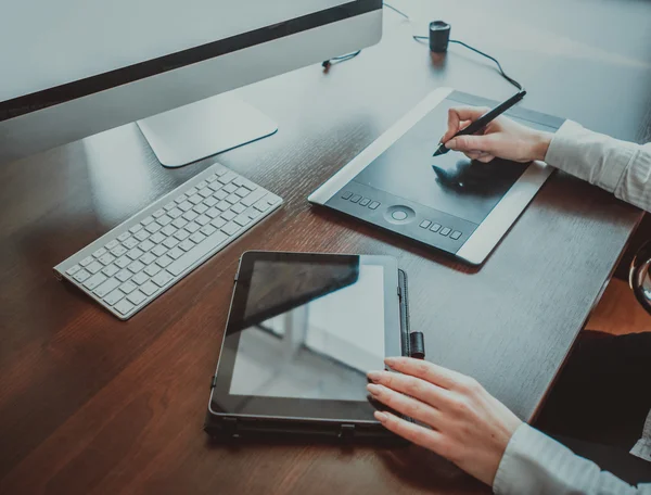 Stilvoller Arbeitsplatz mit Computer zu Hause oder im Studio — Stockfoto