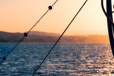 Balıkçı teknesinde güzel gün batımı