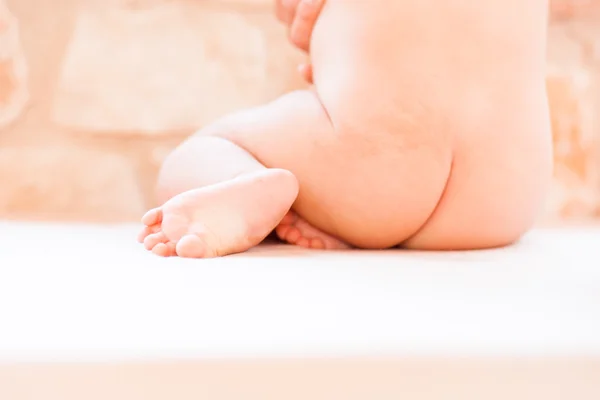 Imagem engraçada de mães e pés de bebê . — Fotografia de Stock