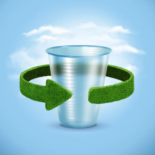 Plastic beker. Concept met groene pijlen van het gras. Verwerkingsconcept — Stockfoto