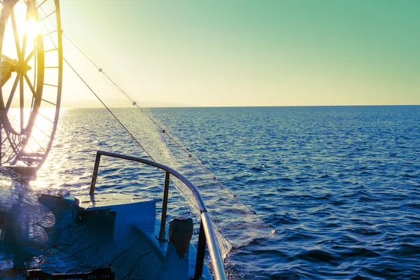 Barco pesquero en un mar —  Fotos de Stock