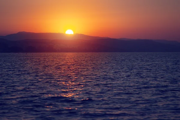 Prachtige zonsondergang op de vissersboot — Stockfoto