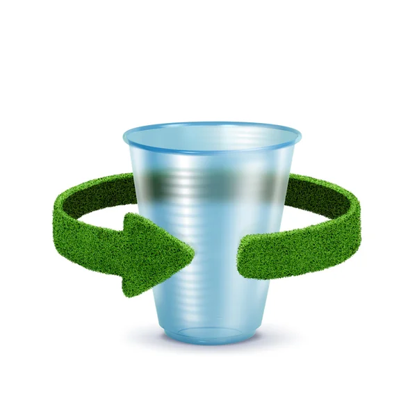 Πλαστικό κύπελλο. Έννοια με πράσινα βέλη από το γρασίδι. Έννοια ανακύκλωσης — Φωτογραφία Αρχείου