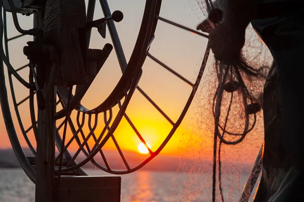 Rybaření na lodi v moři — Stock fotografie
