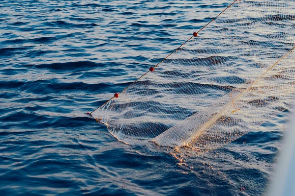 Barco de pescador em um mar — Fotografia de Stock