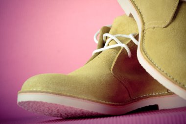 Pembe bir arka plan üzerinde yeşil Erkek Ayakkabı