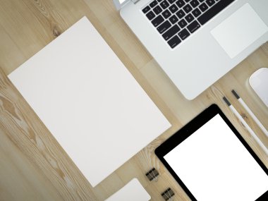 Mockup iş şablonu. Ahşap masa üzerinde öğeleri kümesi.