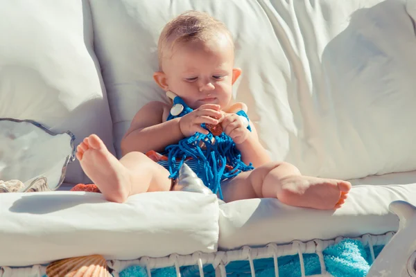 Bambini felici sullo sfondo del mare. Ragazzi divertenti che giocano all'aperto. Concetto vacanza estiva — Foto Stock