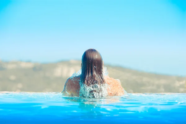 Schönheit Frau schwimmt im Pool — Stockfoto