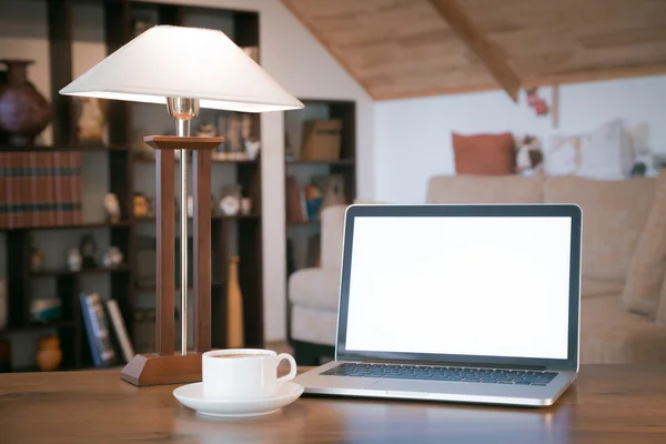 Offener Laptop und Tasse mit Kaffee über Holztisch, Retro-Filterbild — Stockfoto