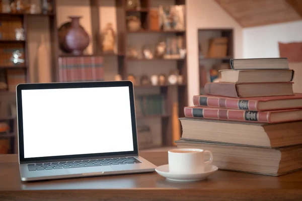 Montón de libros antiguos y tableta sobre mesa de madera —  Fotos de Stock