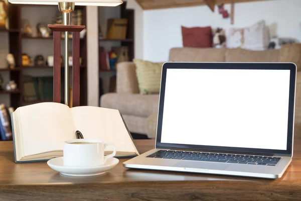 Offenes Buch, Laptop und Tasse mit Kaffee über Holztisch, retro gefiltertes Bild — Stockfoto