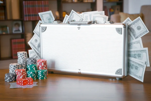 Poker definido em uma caixa metálica com muito dinheiro sobre mesa de madeira, imagem filtrada retro — Fotografia de Stock