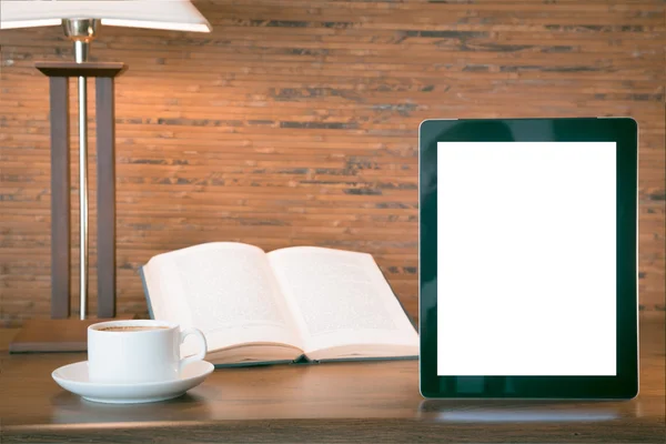 Open boek, Tablet PC- en cup met koffie over houten tafel, retro gefilterde afbeelding — Stockfoto