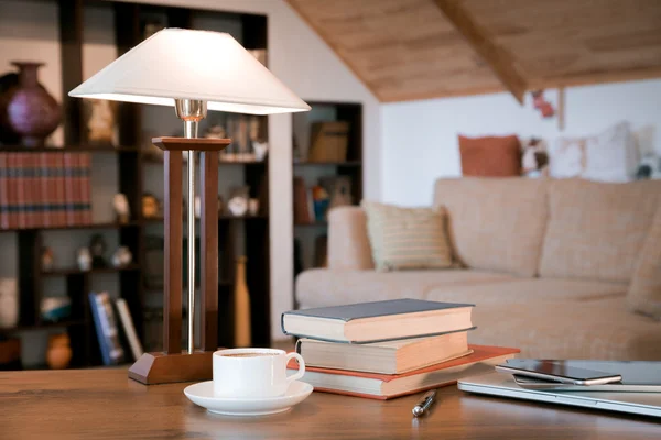 Pila de libros antiguos, portátil cercano y taza con café sobre mesa de madera, imagen retro filtrada — Foto de Stock