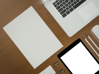 Mockup iş şablonu. Braun ahşap masa üzerinde öğeleri kümesi.
