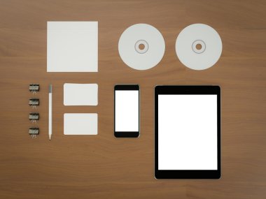 Mockup iş şablonu. Braun ahşap masa üzerinde öğeleri kümesi.