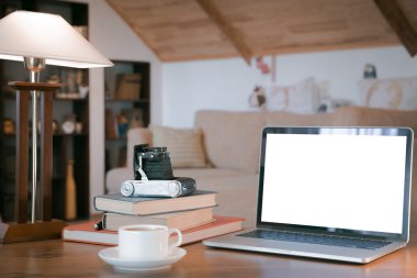 Eski kitaplar yığını, laptop ve eski fotoğraf makinesi ahşap masa üzerinde retro filtre uygulanan görüntü aç